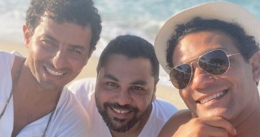 بعد نجاحه الكبير فى "بـ100 وش".. آسر ياسين مع أصدقائه على البحر: أجازة مستحقة