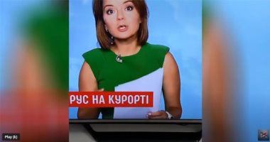 فيديو.. مذيعة أوكرانية تفقد أحد أسنانها أثناء تقديم النشرة 