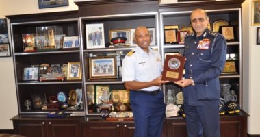 قائد قوات خفر السواحل الأمريكية لدوريات جنوب غرب آسيا الجديد‎ يزور البحرين 