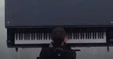 عازف بيانو يقيم حفلا موسيقيا على رافعة معلقة فى السماء.. فيديو