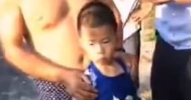 طفل ينجو من الموت بعد سقوطه فى كهف أثناء السباحة فى نهر بالصين.. فيديو 