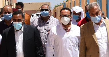 محافظ مطروح يهدى أطباء مستشفى النجيلة درع المحافظة لجهودهم فى واجهة كورونا