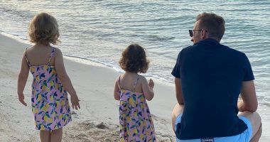 هارى كين يحتفل بعيد ميلاده مع بناته على شاطئ البحر.. صور