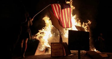 المتظاهرون يشعلون النيران ويحرقون علم أمريكا فى مظاهرات عنف ضد عدم المساواة