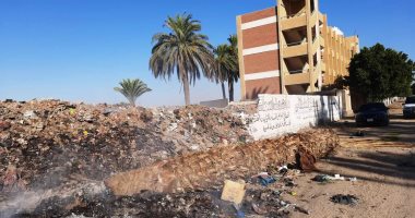 فيديو وصور.. القمامة تحاصر مجمع مدارس الحما بطما سوهاج 