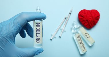 هل يمكن لهرمون الحب "الأوكسيتوسين" علاج مرض الزهايمر؟