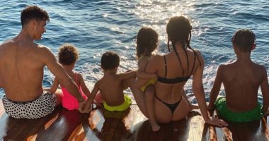 رونالدو وصديقته جورجينا رودريجيز برفقة أطفالهم فى رحلة بحرية.. صور