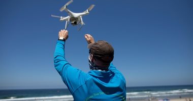 صور.. علماء يستخدمون طائرات مسيرة لدراسة سلوك القروش البيضاء بكاليفورنيا