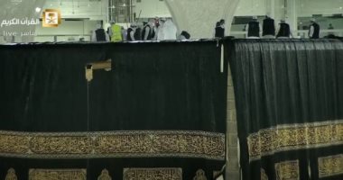 سقوط أمطار فى الحرم المكى خلال تبديل ثوب الكعبة المشرفة.. فيديو وصور