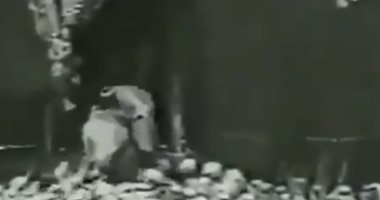 فيديو عمره 80 عاماً للملك عبد العزيز أثناء استعداده لغسل الكعبة 