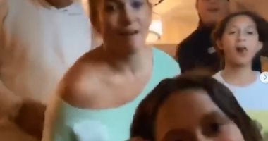 جينيفر لوبيز فى وصلة رقص مع خطيبها وأبنائها داخل منزلها.. فيديو 