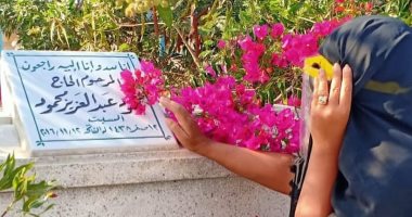 بوسي شلبي من أمام قبر محمود عبد العزيز: الدعاء لأمواتنا زوجى وأمى وأختى ورجاء