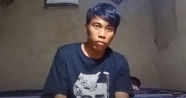 شاب إندونيسى ينشر فيديو لنفسه وهو يحدق بالكاميرا لمدة ساعتين.. اعرف قصته