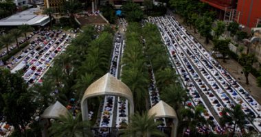 صور.. مسلمو تايلاند يؤدون صلاة عيد الأضحى بالكمامات
