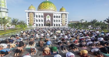 المسلمون حول العالم يؤدون صلاة عيد الأضحى المبارك