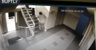 فيديو.. شجاعة طفلة قاومت رجلا أراد خطفها فى مدينة روسية