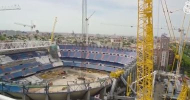 شاهد رفع أجزاء السقف الجديد في ملعب البرنابيو لفريق ريال مدريد