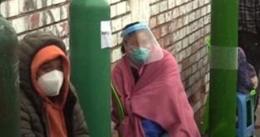 شاحنة تجوب شوارع بيرو لتعبئة أسطوانات أكسجين مرضى كورونا مجانا.. فيديو
