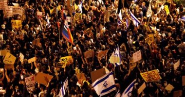 إسرائيليون يحتجون على مشروع قانون يخنق المظاهرات خلال عزل كورونا 