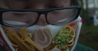 فيديو.. فنان يابانى يصنع قناعاً غريباً لحل مشكلة ضباب النظارات
