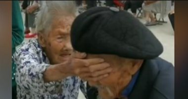 عجوز عمرها 100 عام تغطى عينى زوجها لتهدئة أعصابه أثناء سحب دم منه.. صور