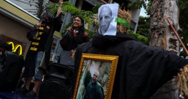 مظاهرات فى تايلاند تطالب باستقالة رئيس الوزراء باستخدام صور وأقنعة هارى بوتر