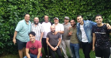حسام داغر يحتفل بالعيد وسط أصدقائه الفنانين فى منزله.. صور 