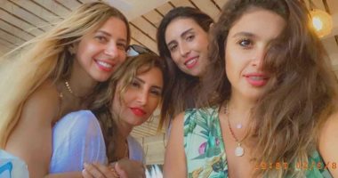 اضحك للصورة تطلع حلوة.. ياسمين عبد العزيز برفقة أصدقائها في عيد الأضحى