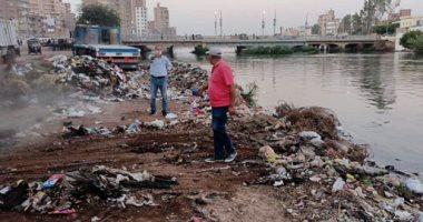 رفع 60 طن تراكمات قمامة على بحر شبين فى المحلة.. صور