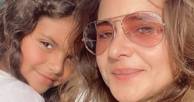 نيللى كريم تستمتع بالبحر مع ابنتها خلال قضاء إجازتها الصيفية.. صور