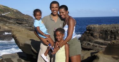 ميشيل أوباما تحتفل بعيد ميلاد زوجها بصورة على البحر.. وتهنئه: رجلى المفضل