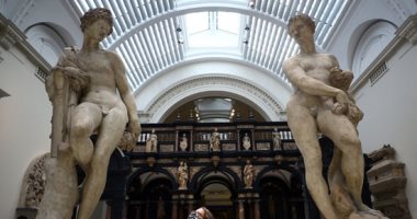 اللمسات الأخيرة لإعادة افتتاح متحف فيكتوريا وألبرت فى لندن بعد شهور  إغلاق كورونا