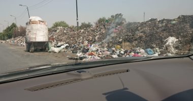 شكوى من تراكم القمامة على الطريق بمعدية عثمان مطلع كوبرى السواح بالقليوبية