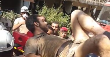 لحظة انتشال أحد المتطوعين من تحت الأنقاض بعد انفجار مرفأ بيروت.. فيديو
