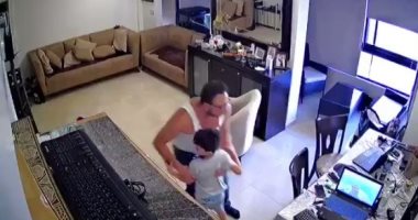 فيديو كاميرا مراقبة تظهر لبنانى يحمى ابنه بعد وصول الموجة الانفجارية لمنزله