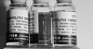 لقاح شلل الأطفال عام 1955 يواجه النقص والانتكاسات.. اعرف الحكاية