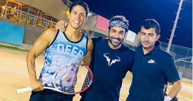 أحمد فهمي يشارك جمهوره صورة مع أصدقائه خلال ممارسته رياضة التنس
