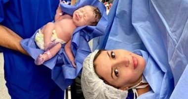 أول صورة للمطربة جنات وابنتها الثانية جوليا داخل غرفة العمليات بعد الولادة