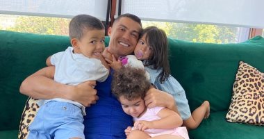 أحضان وقبلات.. هكذا يقضى كريستيانو رونالدو الإجازة مع أطفاله