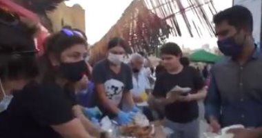 لبنانيون يوزعون ملابس ومواد غذائية على الأسر المنكوبة من انفجار بيروت..فيديو