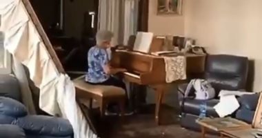 انفجار بيروت.. عجوز تعزف الموسيقى وسط الدمار فى منزلها.. فيديو