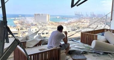 عادل كرم يجلس على أنقاض منزله بعد انفجار بيروت: يا ضيعان العمر.. صور