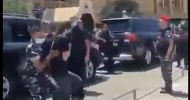 حرس سعد الحريرى يعتدى على شاب وفتاة.. ولبنانيون يهتفون: خونة (فيديو)