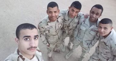 كلنا جيش مصر.. "أحمد" من أسيوط مع أصدقائه أثناء فترة الخدمة العسكرية