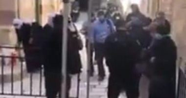 الاحتلال يضع حواجز حديدية لمنع أهالي الضفة من دخول المسجد الأقصى.. فيديو