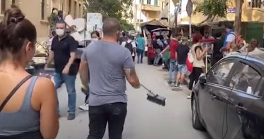 مبادرات شبابية فى بيروت لتنظيف الطرق من آثار انفجار المرفأ.. فيديو