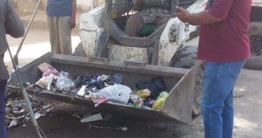 رفع تراكمات القمامة من محيط المقرات الانتخابية فى كوم أمبو بأسوان