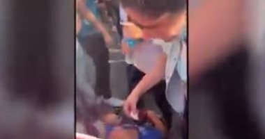 إصابة طفل أثناء تفريق المتظاهرين اللبنانيين بالقنابل المسيلة للدموع.. فيديو