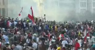 الأمن اللبنانى يطلق القنابل الصوتية على المتظاهرين لمنعهم من الوصول للبرلمان