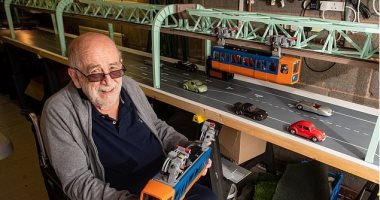 عجوز بريطانى يحقق حلمه بتنفيذ نموذج مصغر لأقدم قطار معلق فى العالم.. صور